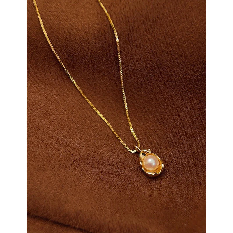 Abstract Shell Pearl Necklace